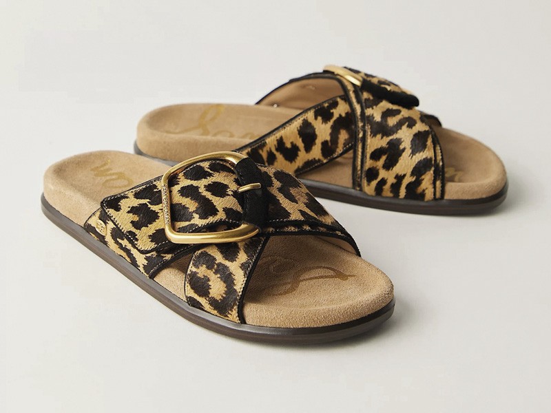 Herrajes transforman sandalias con hebillas, tachas y cruces