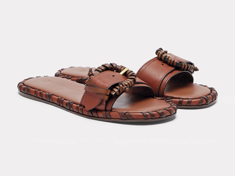 CHANCLAS FAJAS ARTESANALAES MUJER TENDENCIA CALZADO MARROQUINERIA BOLSOS CARTERAS PRIMAVERA VERANO 2026 SERMA 158P01165799.jpg Tiras y hebillas estructuran capelladas para sandalias