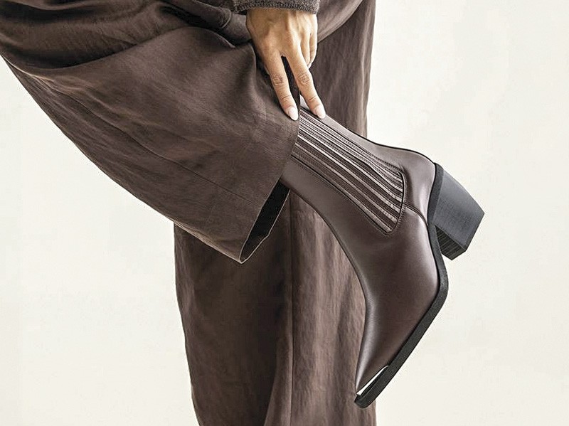 COLOR CHOCOLATE MUJER TENDENCIAS OTOÑO INVIENRO 2026 SERMA 156Liv-Loua-Metal-Links_1920x1920.jpg Chocolate emerges as a defining color trend in footwear