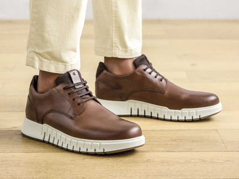 Lace-up casual shoes