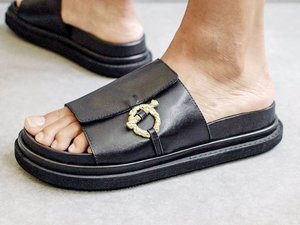CALZADO-ZAPATO-MUJER-CHANCLA-CONFORT-MODA-FOOTWEAR-SHOES-WOMAN-FASHION-SERMA-lock-loop-black-sandals-alohas-8.jpg