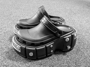 CALZADO-ZAPATO-MUJER-CHANCLA-MODA-FOOTWEAR-SHOES-WOMAN-FASHION-SERMA-BALENCIAGA-httpshypebeast.comimage202110par.jpg