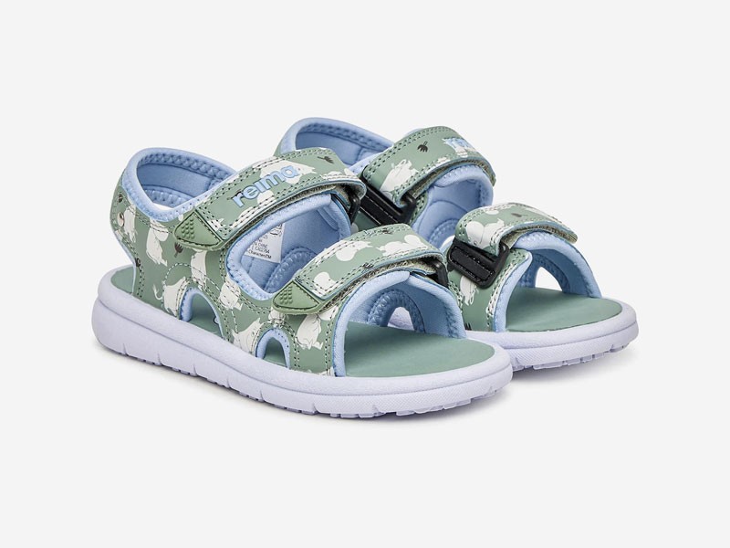 Kids’ sandals segment the assortment through closures and color