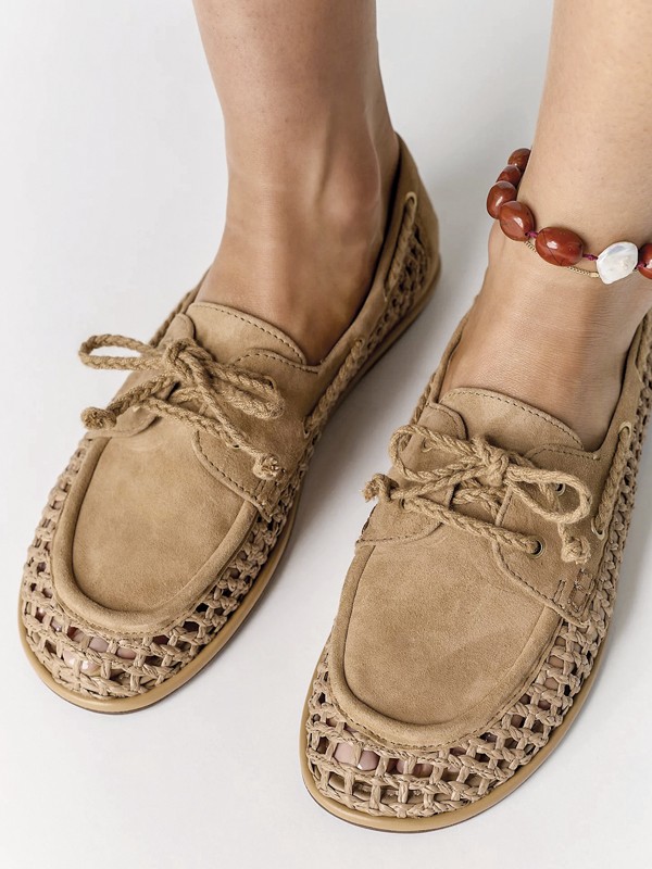 NAUTICOS MOCASINES CON CORDONES MUJER TENDENCIA CALZADO MARROQUINERIA BOLSOS CARTERAS PRIMAVERA VERANO 2026 SERMA 158 descarga-(19).jpg Náuticos tejidos coordinan calados, bordes y cordones