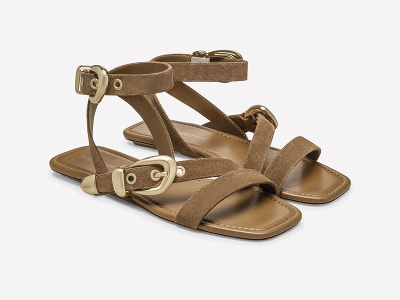 Sandalias romanas enlazan tiras, hebillas y tobillos