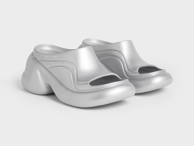 ZUECOS INYECTADOS MUJER CALZADO TENDENCIA PRIMAVERA VERNAO 2026 2027 SERMA1672025-L3-CK1-81960001-07-3.jpg Zuecos inyectados expanden volumen, color y relieve