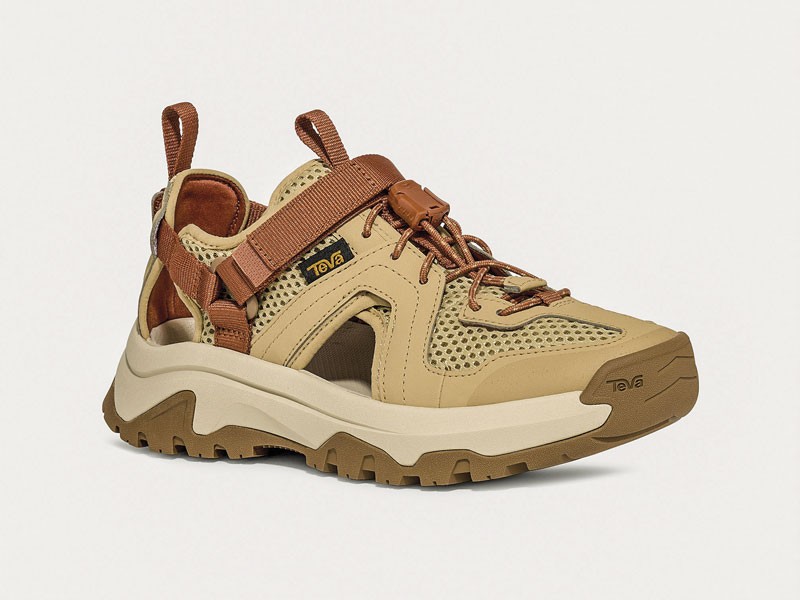 Sneakers urbanas combinan mallas, cordones y suelas mixtas