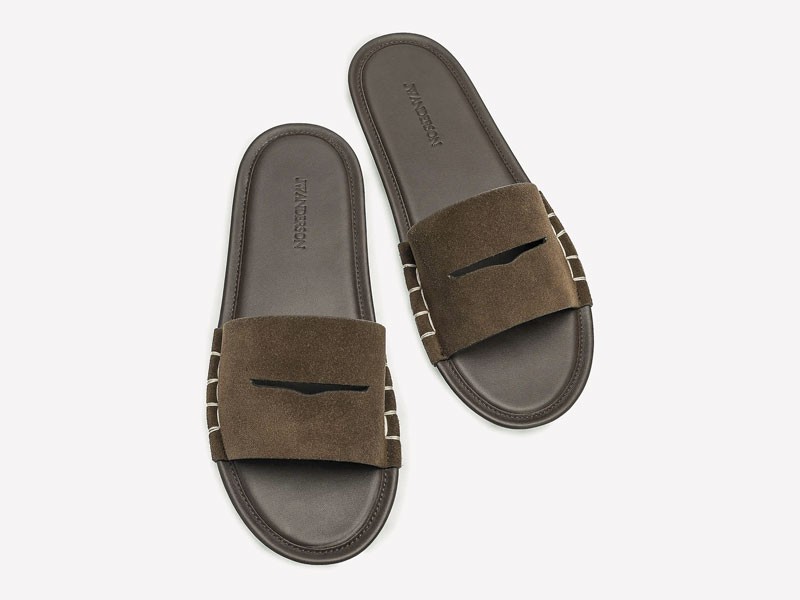 CHANCLAS CONFORT CALZADO HOMBRE TENDENCIA PRIMAVERA VERNAO 2026 2027 SERMA1670400026193311_BROWN_A3.jpg Comfort slides emphasize wide straps and substantial soles