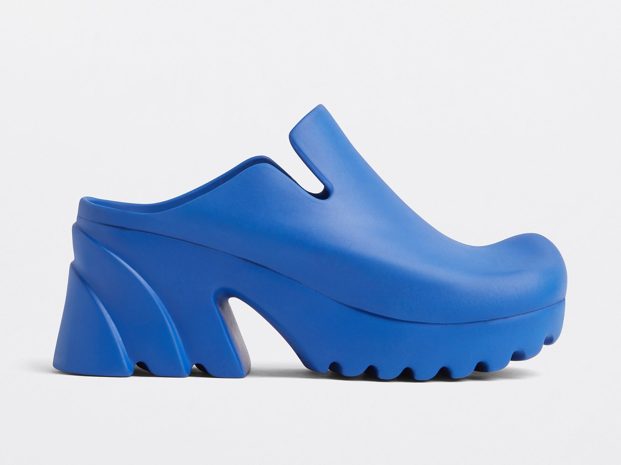 Bottega Veneta clogs: minimalism and colors for an elegant design