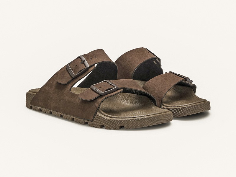 Urban slides combine wide bands, buckles and crossings