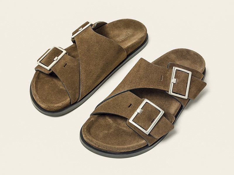 Herrajes transforman sandalias con hebillas, tachas y cruces