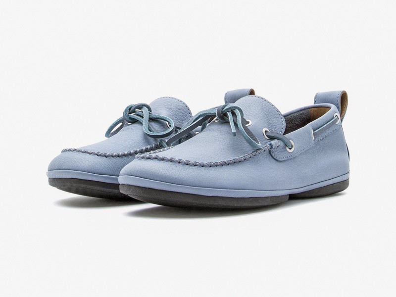 Náuticos masculinos combinan costuras moc, suelas y tonos neutros