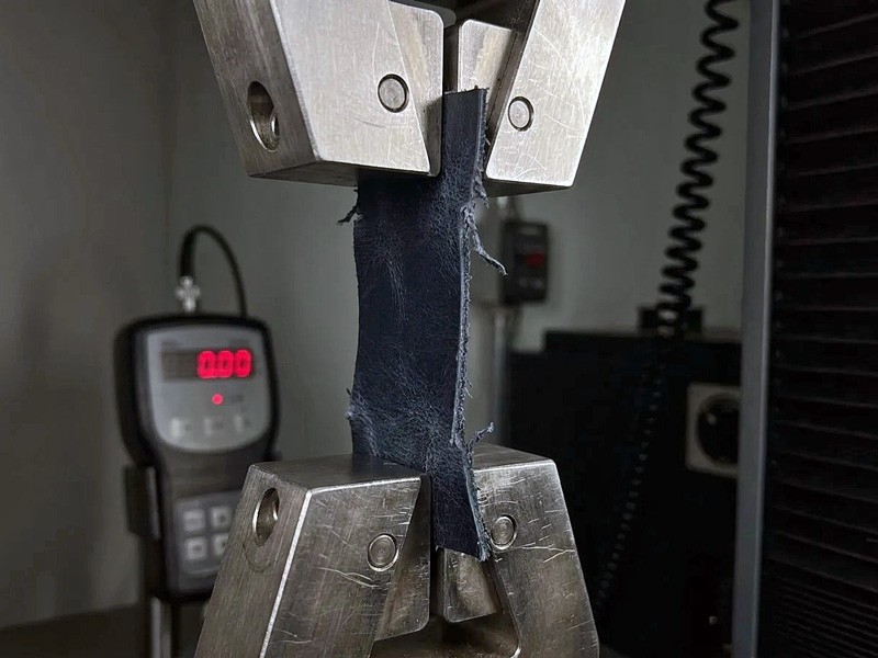 Upper-material tensile-strength evaluation using a testing machine before production. How to Specify Synthetic Materials for Footwear: Flexing, Hydrolysis, Abrasion and Application