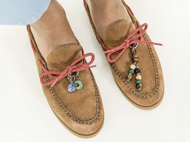 Mocasines folk combinan flecos, lazos y una paleta tierra