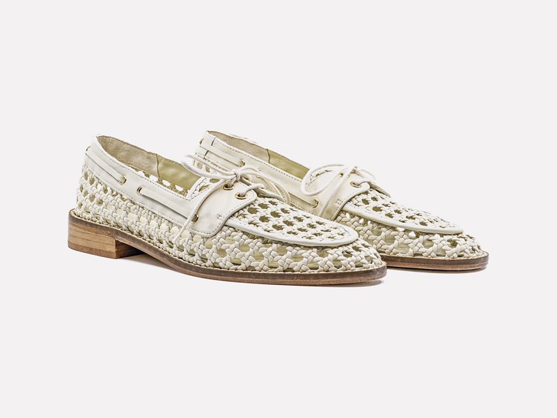 NAUTICOS MOCASINES CON CORDONES MUJER TENDENCIA CALZADO MARROQUINERIA BOLSOS CARTERAS PRIMAVERA VERANO 2026 SERMA 158 andrea-gomez-white-carla-white-l.jpg Náuticos tejidos coordinan calados, bordes y cordones