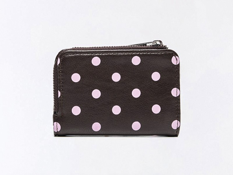 ESTAMPA DE ALUNARES LUNARES POLKA DOTS MUJER TENDENCIA CALZADO MARROQUINERIA BOLSOS CARTERAS PRIMAVERA VERANO 2026 SERMA 15802329162700-a4o.jpg Two-tone contrasts define polka-dot footwear and bags