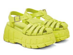 6. Marcada tendencia por los diseños monocolor. Donde capelladas, suelas, accesorios y demás componentes comparten un mismo color. APUNTES Primavera Verano 2021·22