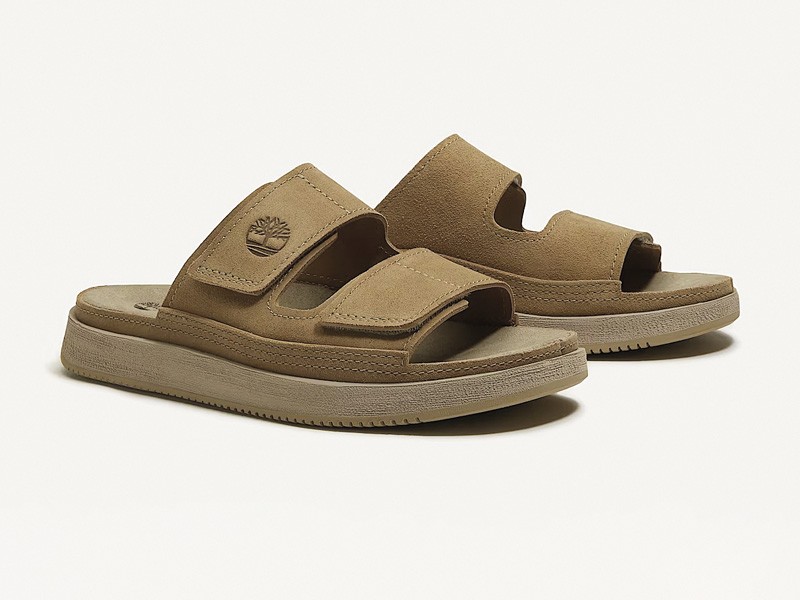 Chanclas urbanas combinan fajas, hebillas y cruces