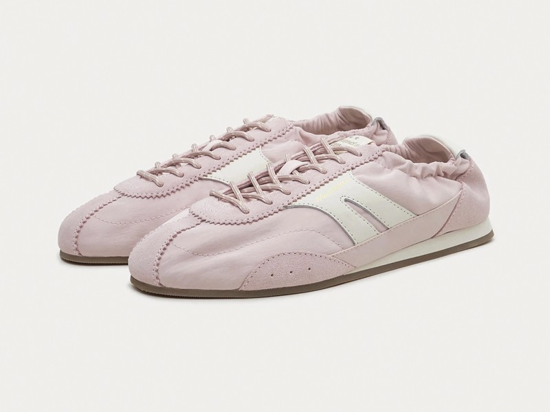 SNEAKERINAS BALERINAS BALLERINAS SNEAKERS ZAPATILLAS SLIM MUJER TENDENCIA CALZADO MARROQUINERIA BOLSOS CARTERAS PRIMAVERA VERANO 2026 SERMA 158Stella-PastelPink_angled.jpg Los sistemas de ajuste diversifican las sneakerinas femeninas
