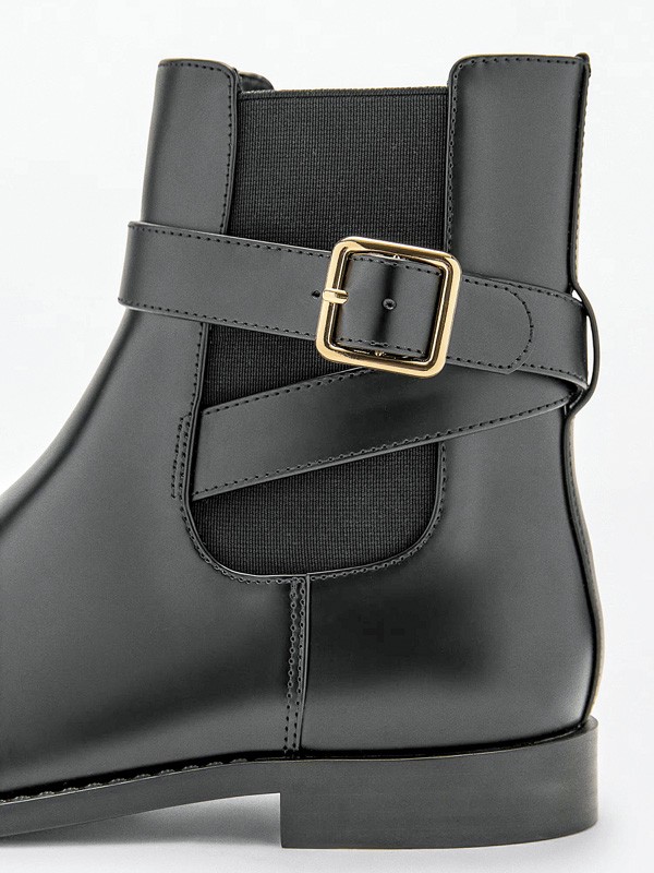 Herrajes y paneles elevan botinetas de base robusta