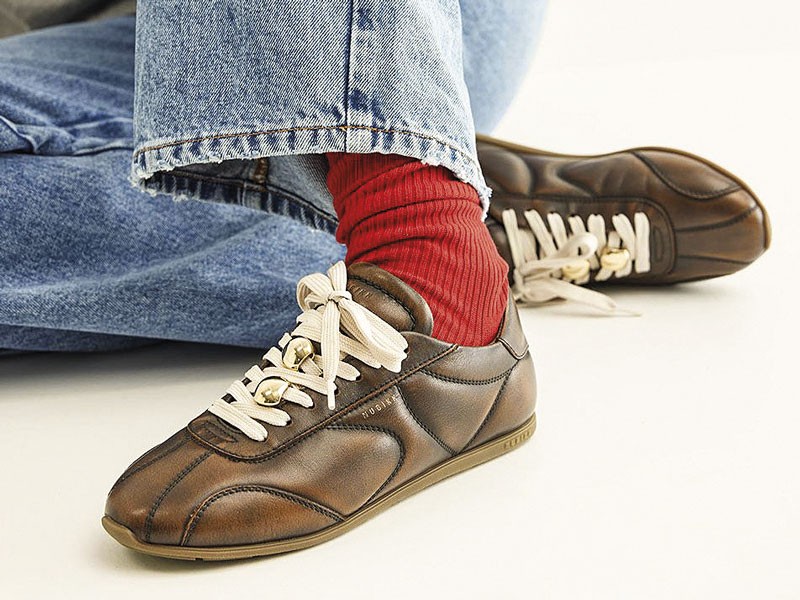Sneakers urbanas combinan mallas, cordones y suelas mixtas