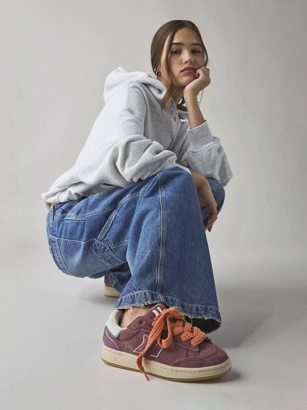 SNEAKERS RETRO FUTSAL MUJER TENDENCIA OTOÑO INVIERNO 2026 CALZADO SERMA156 100906627_061_b.jpg Skate footwear with vulcanized soles and low profiles