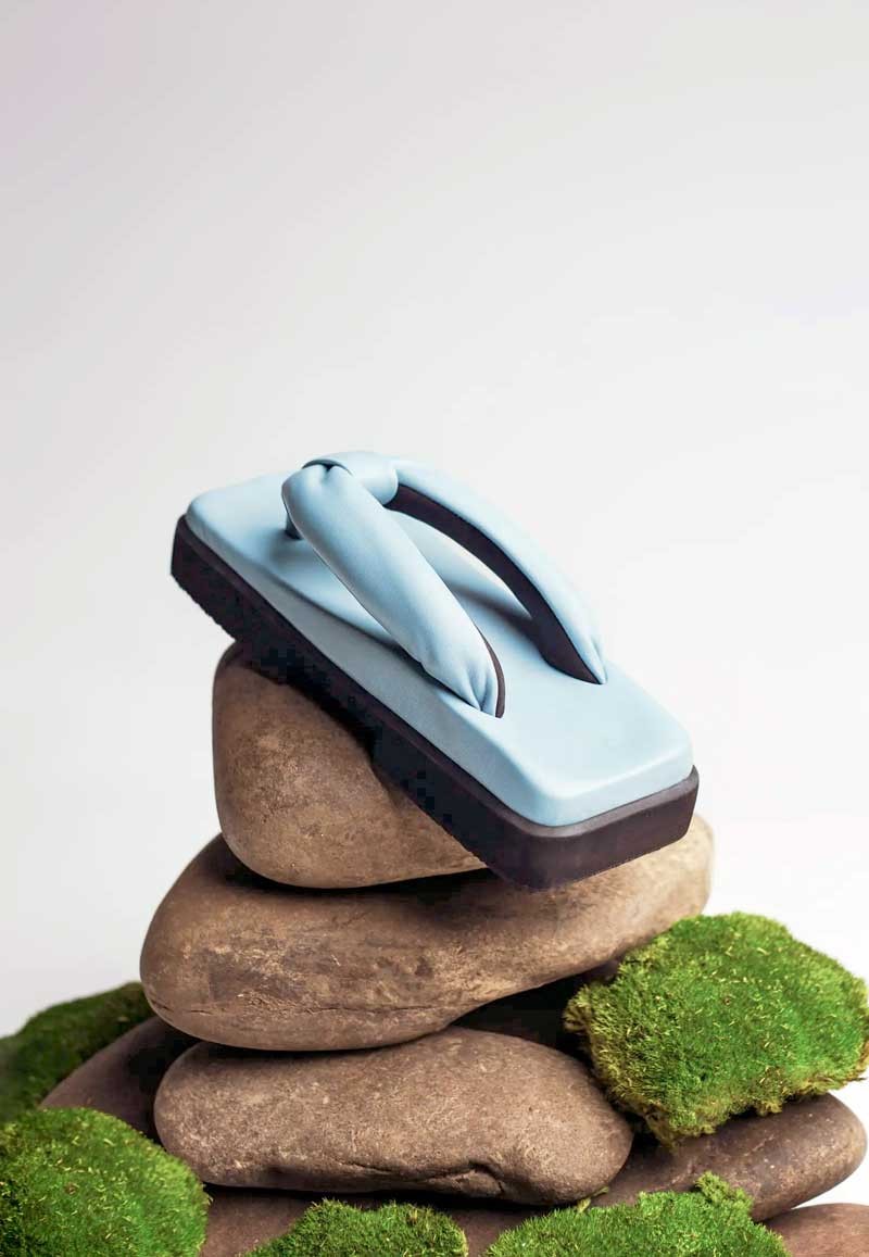 FOTO-5.-SINOBI13 CHANCLAS OJOTAS PUNTA CUADRADA Alexander Vernik Shushan Pambukhchan UCRANIA.jpg From Ukraine: SINOBI square slides and flip flops. The coolest.