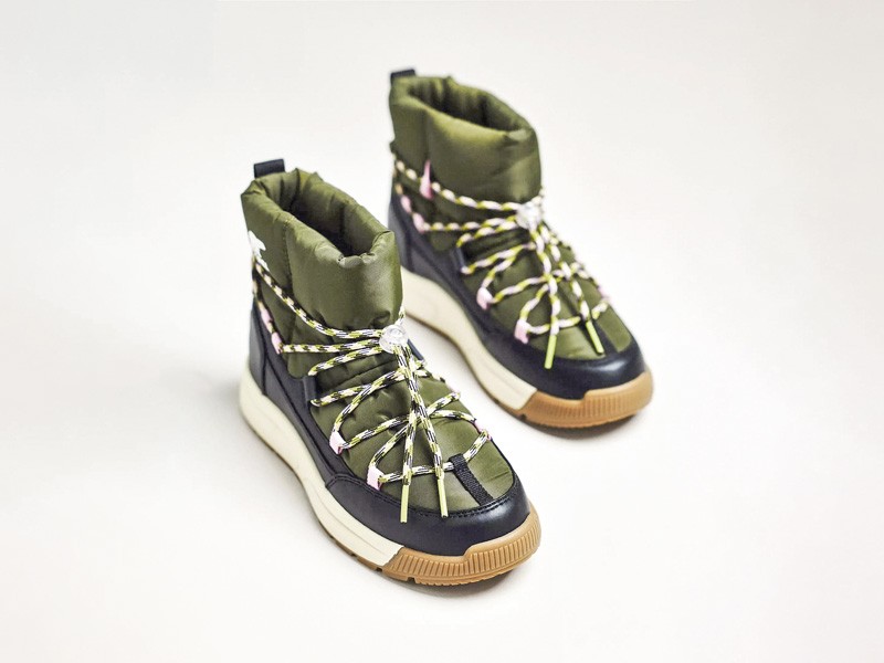 Men’s snow-style footwear with insulation and traction soles