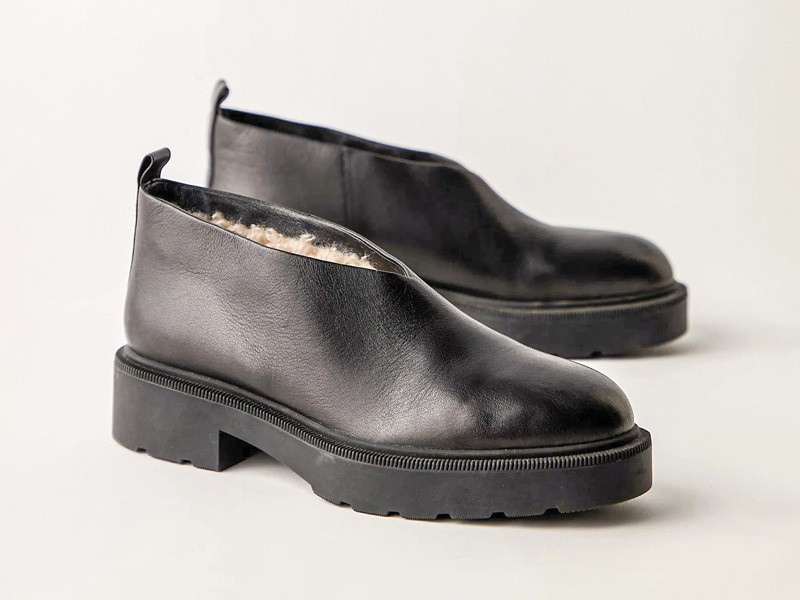 Low shoes with visible linings and soft volumes