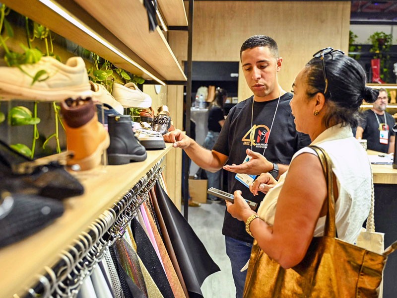 The presentation of new materials for the upcoming season offered a preview of future fashion trends. FIMEC reinforced its leadership as a global industry trade fair