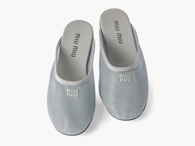 MULES INDOOR MUJER TENDENCIA CALZADO MARROQUINERIA BOLSOS CARTERAS PRIMAVERA VERANO 2026 SERMA 1580400026541387_GREY_A1.jpg Indoor mules combine closed toes and open heels