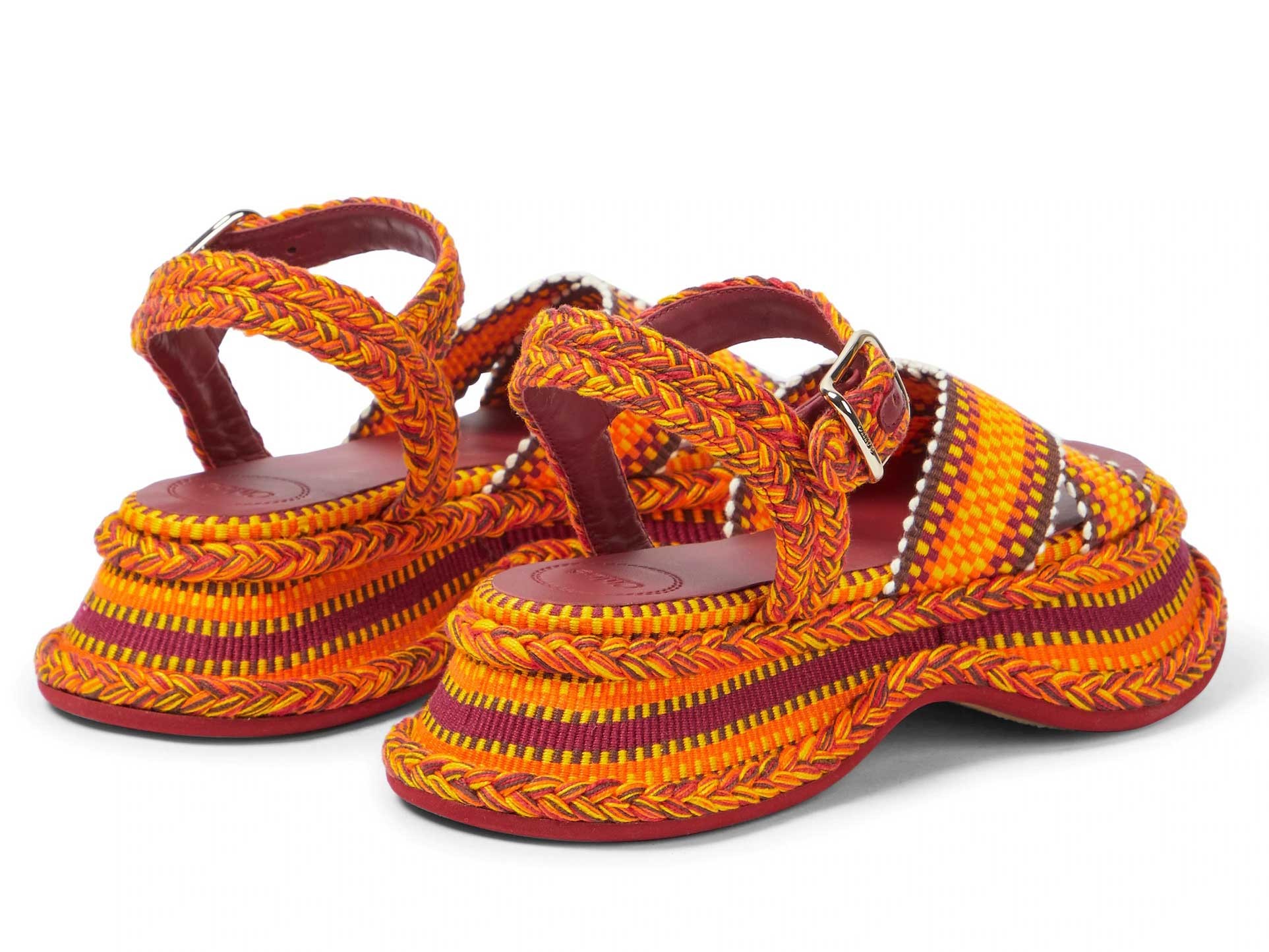 Exclusivas sandalias multicolores de CHLOÉ, con artesanía paraguaya
