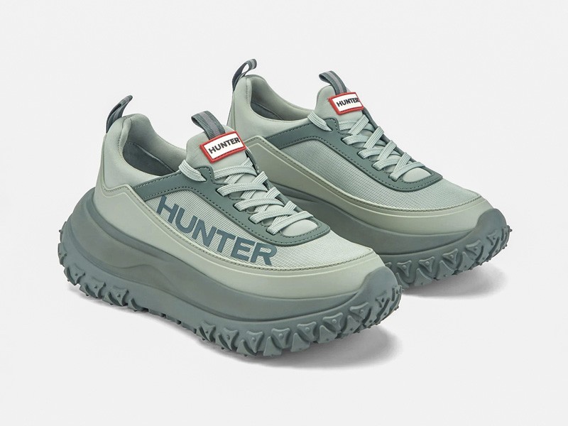 Sneakers chunky refuerzan volumen, suelas y capas técnicas