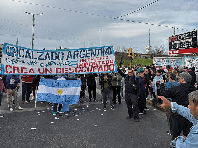 En distintas zonas zapateras de Buenos Aires, también surgieron movimientos espontáneos de protestas contra la actual situación económica y sus consecuencias. Fabricantes regalaron zapatos en Plaza de Mayo