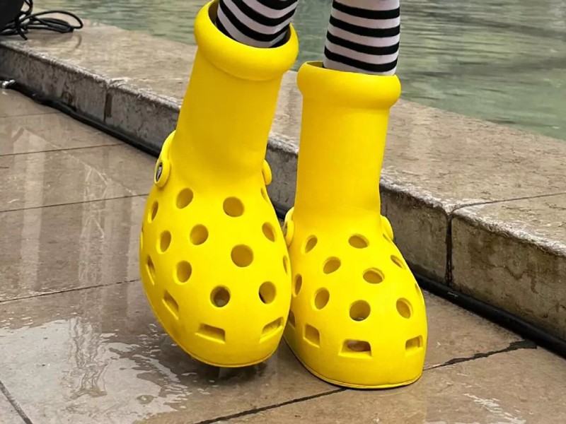 Las extravagantes  botas CROCS para fanáticos de Astro Boy