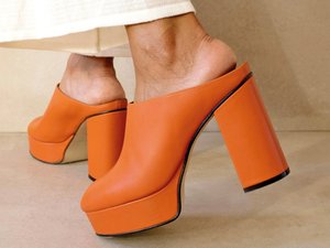 CALZADO-ZAPATO-MUJER-SANDALIA-MODA-FOOTWEAR-SHOES-WOMAN-FASHION-SERMA-clock-out-pomelo-orange-mules-al.jpg