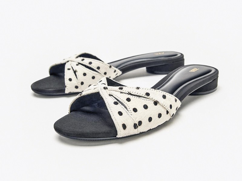 ESTAMPA DE ALUNARES LUNARES POLKA DOTS MUJER TENDENCIA CALZADO MARROQUINERIA BOLSOS CARTERAS PRIMAVERA VERANO 2026 SERMA 15813615810850-e2.jpg Los contrastes bicolores definen calzado y bolsos con lunares