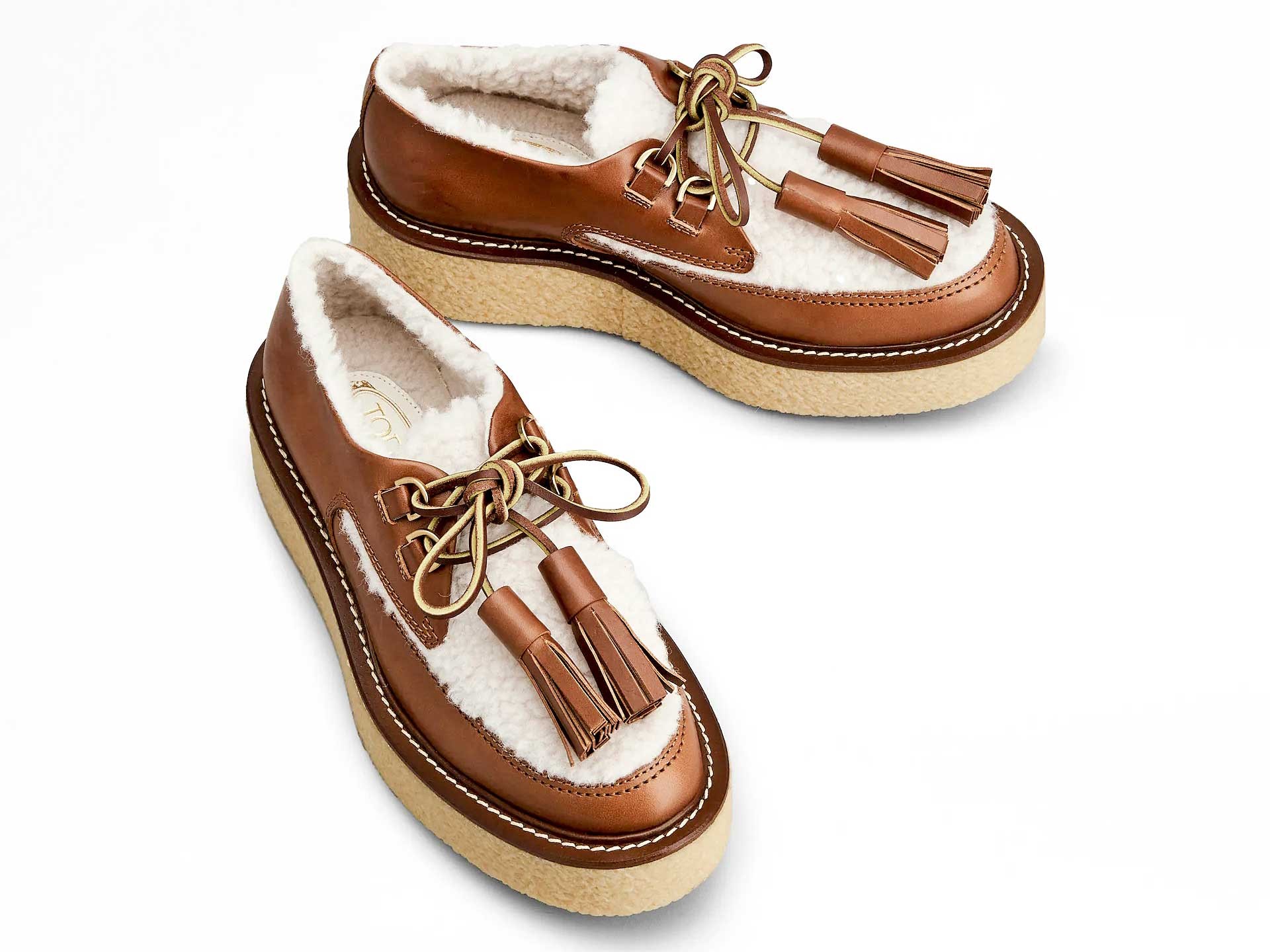 LATEST FASHION! Shearling shoes: the lambskin shoes that are trending in Europe