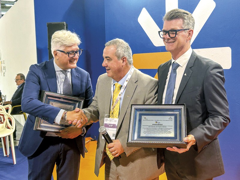 Daniel Risafi, ACCAL coordinator, presenting recognition plaques to Agostino Apolito and Mauro Bergozza, director and president of ASSOMAC, respectively. Italian technology for Latin America