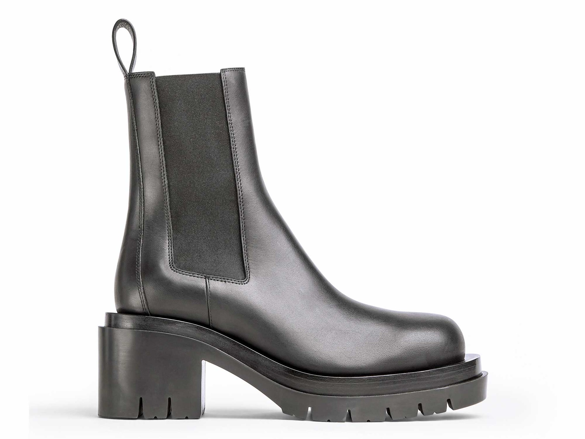 With similar characteristics as the previous model, but with a completely flat upper and side elastic. BOTTEGA VENETA: Next winter booties?
