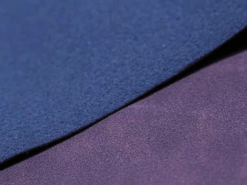 Material para capellada presentado en dos colores, con detalle de textura superficial y estructura del borde. Cómo especificar materiales sintéticos para calzado: flexión, hidrólisis, abrasión y aplicación