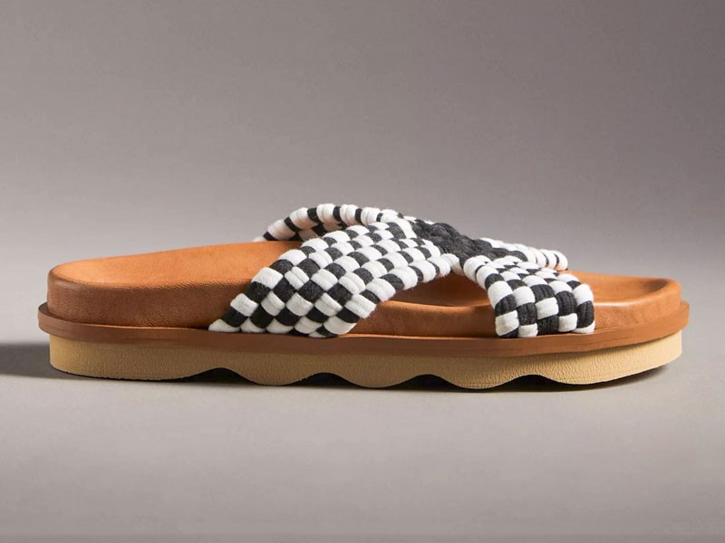 Plantillas anatómicas,  tiras y creatividad:  La fórmula ganadora para  las chanclas más buscadas