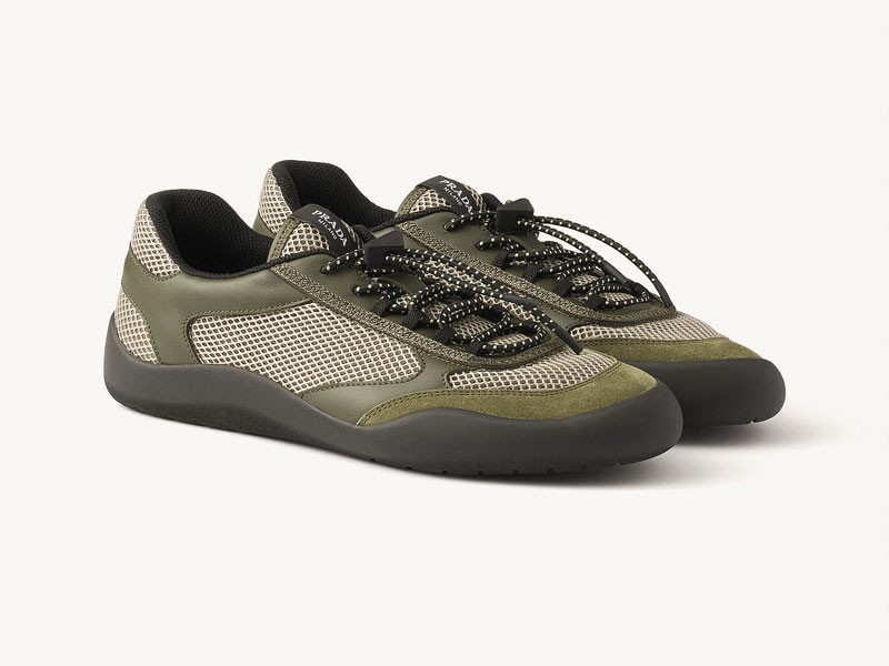 Sneakers urbanas combinan mallas, cordones y suelas mixtas