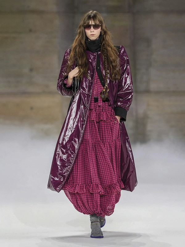 EGG PLANT BERENJENA COLOR TENDENCIA CALZADO TEMPORADA OTOÑO INVIERNO 2027 SERMA 159 CONCEPTO.-Defile-Chloe-automne-hiver-2026-2027.jpg Eggplant Unifies Footwear Across Distinct Profiles
