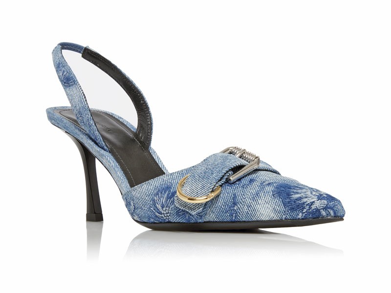 High-heeled sandals: distinction and elegance