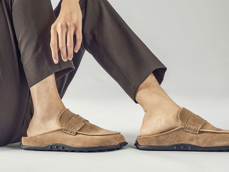 Men’s mules reshape backless footwear through broader fronts