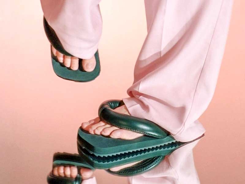 El furor de las ojotas y chanclas con tiras tubulares e infladas