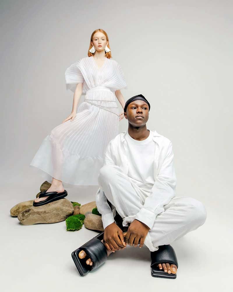 FOTO-9.-SINOBI5 CHANCLAS OJOTAS PUNTA CUADRADA Alexander Vernik Shushan Pambukhchan UCRANIA.jpg From Ukraine: SINOBI square slides and flip flops. The coolest.