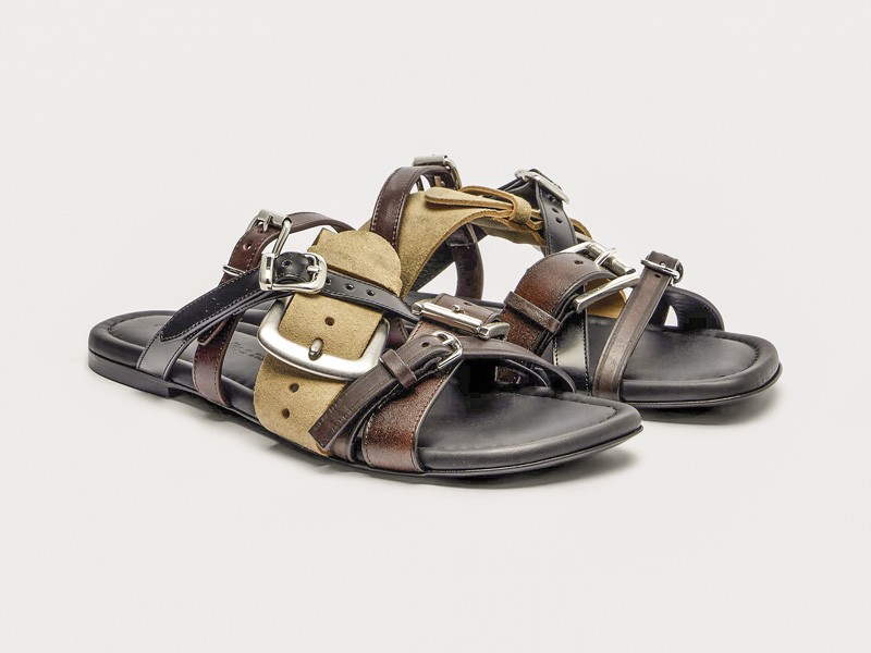 CHANCLAS SANDALIAS MUJER CALZADO TENDENCIA PRIMAVERA VERNAO 2026 2027 SERMA167P01150745.jpg Hardware transforms sandals through buckles, studs and crossings