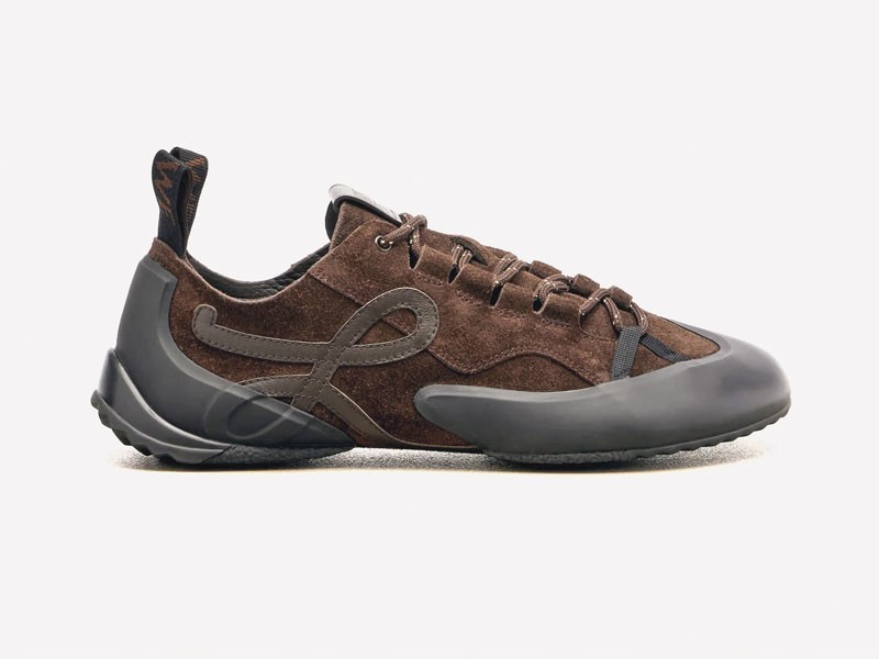 Urban sneakers combine mesh, laces and mixed soles